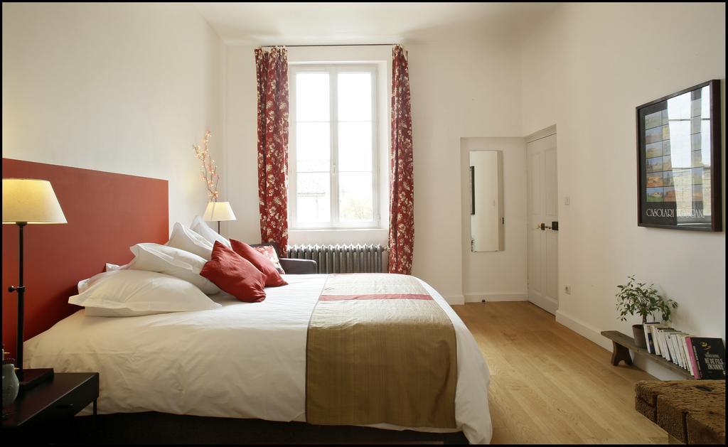 La Maison Rouge D'Uzes B&B Ruang foto