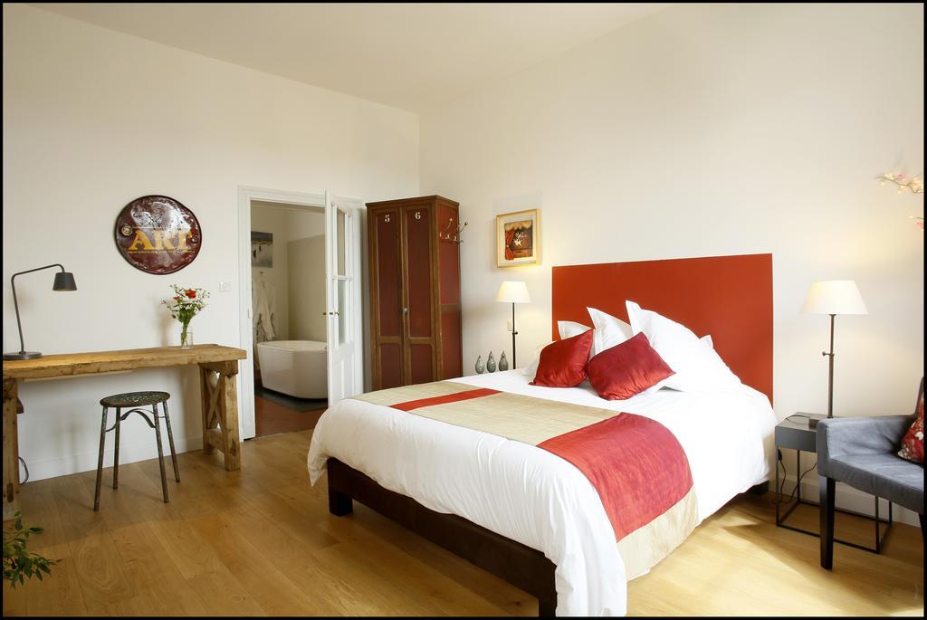 La Maison Rouge D'Uzes B&B Ruang foto