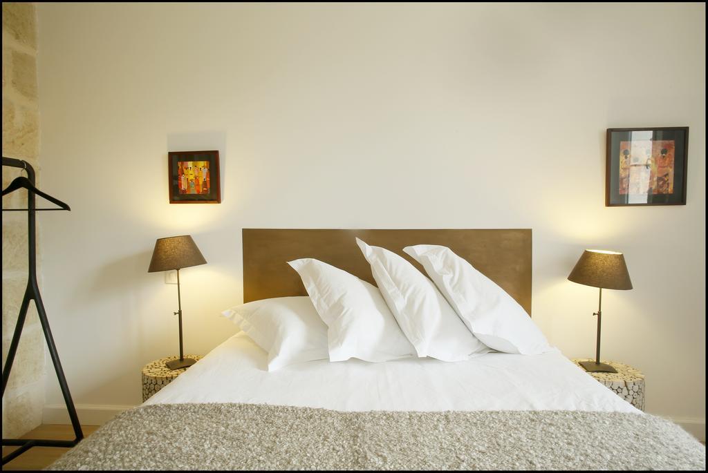 La Maison Rouge D'Uzes B&B Ruang foto